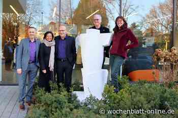 Professor Dr. Günther Wiedemann schenkt der VR Bank Ravensburg-Weingarten Steinskulptur - Wochenblatt-online