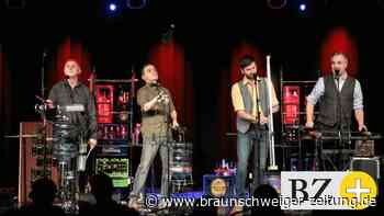 Musiker bringen Pullen zum Klingen im Hallenbad Wolfsburg