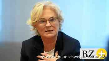 Ukraine: Helme, aber keine Waffen – Ministerin erklärt sich