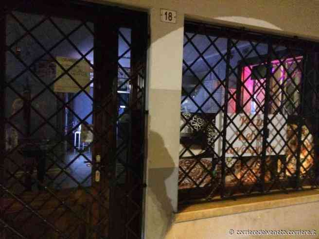 Oderzo, multato perché senza green pass commerciante si dà fuoco in piazza - Corriere della Sera