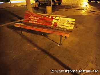 Donne vittime di violenza, danneggiata a Trani la panchina simbolo di piazza Plebiscito - ilgiornaleditrani - Radio Bombo