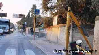 Trani, un mezzo pesante urta e abbatte un semaforo - Gazzetta del Sud - Edizione Cosenza