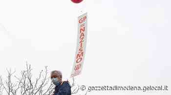 Modena, al Parco Amendola maxi striscione no-vax «L'hanno fatto in otto» - La Gazzetta di Modena