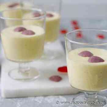 Weiße Mousse au Chocolat mit rosa Schokoherzen - radioeuskirchen.de