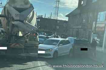 Police called after car crash in Crayford