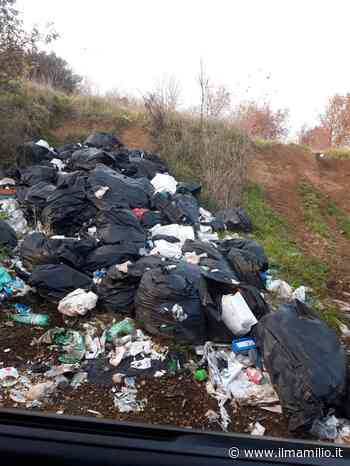 Ardea, a via Montagnano-Pescarella la discarica abusiva cresce e si espande. Anche una macchina rubata... - ilmamilio.it - L'informazione dei Castelli romani