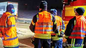 Auto gerät auf der A4 in Brand - Autobahn muss gesperrt werden