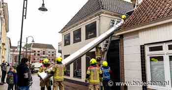 Schoorsteen van restaurant waait om en boom komt op garage terecht door harde wind - BN DeStem