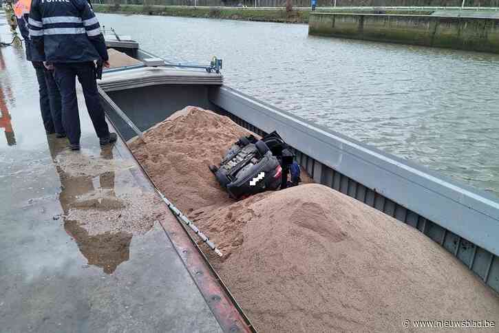 Bizar ongeval: auto komt op zijn dak in schip met zand terecht