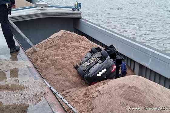 Redde schip haar leven? Auto belandt niet in water, maar op boot gevuld met zand