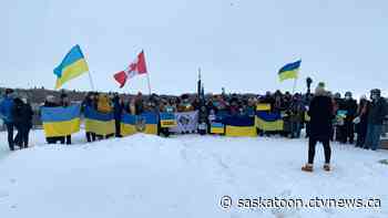 Saskatoon residents show support for Ukraine in march to City Hall