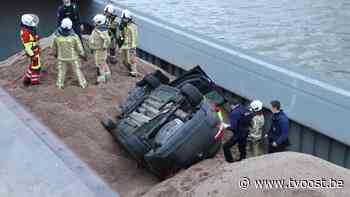 Dendermonde: Bestuurster zwaargewond nadat ze met auto op boot tuimelt - TV Oost
