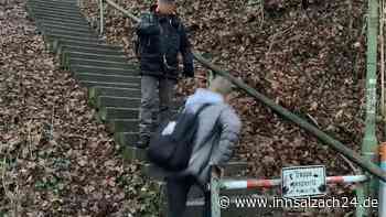 Die Schranken an den Treppen am Mühldorfer Stadtwall kommen weg - aber nicht sofort