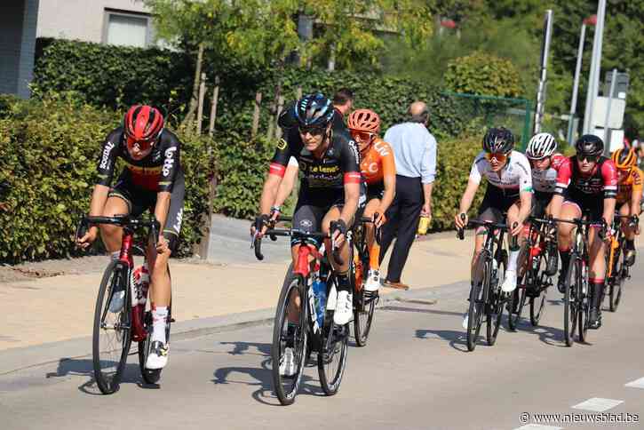 Dronken chauffeur die bijna aanstormend peloton aanrijdt riskeert tien maanden cel: “Hij wist zelfs niet hoe hij daar was geraakt”