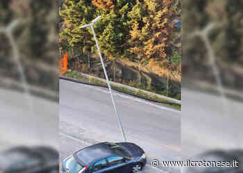 Crotone, illuminazione pubblica: palo pendente in via Unione Europea - Il Crotonese