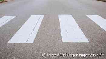 Frau auf Zebrastreifen angefahren und über Motorhaube geschleudert