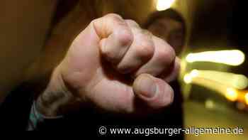 Junger Randalierer soll älteren Mann attackiert haben