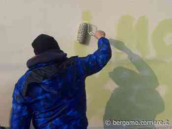 Scritte no vax Nembro, al cimitero un altro attacco con volantini: «Protocolli assassini» - Corriere Bergamo - Corriere della Sera