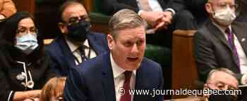 Pris à partie, le chef de l’opposition britannique exfiltré par la police