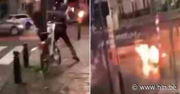 Politievakbond deelt beelden van jongeren die molotovcocktail naar politiewagen gooien - Het Laatste Nieuws