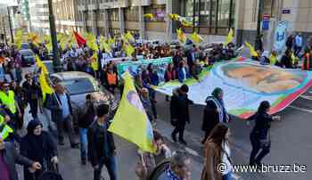 Vijftigtal mensen stapt naar Brussel om Koerdische leider vrij te pleiten - BRUZZ