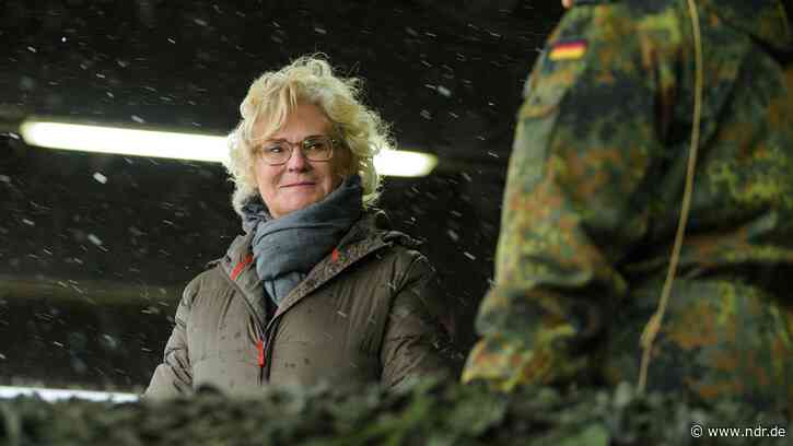 Neue Verteidigungsministerin besucht Heer in Munster - NDR.de