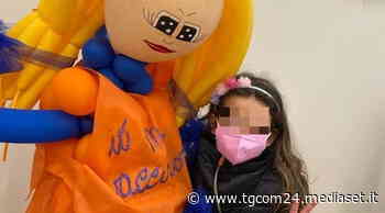 Prato, un anno fa ha perso il papà a causa del Covid: ora la piccola Elisa si è voluta vaccinare | La mamma: "Consapevole dell'importanza" - TGCOM