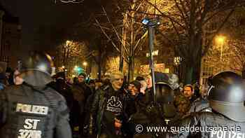 Sachsen: Mehrere Tausend bei Corona-Protesten und Gegendemos - Süddeutsche Zeitung - SZ.de