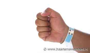 Polsbandjes voor toegang horeca zijn in Lepelstraat af te halen - Haarlems Weekblad