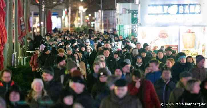 Proteste gegen Corona-Maßnahmen und Gegendemonstrationen