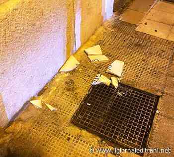 Forte vento a Trani, in frantumi targa toponomastica e segnale penzolante in via Falcone - ilgiornaleditrani - Radio Bombo