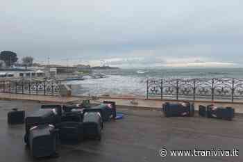 Forte tempesta di vento a Trani: saltano recinzioni e cartelli, cassonetti rovesciati - TraniViva