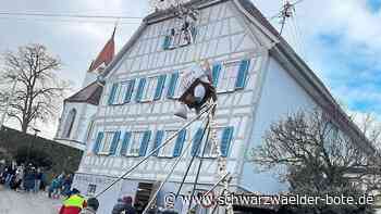 Fasnet in Engstlatt - Sandsäcke stellen Narrenbaum auf - Schwarzwälder Bote