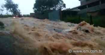 Chuva transforma rua em 'cachoeira', em Soledade de Minas; veja vídeo - Estado de Minas