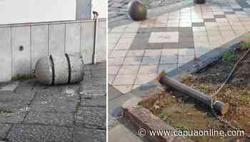 Capua. Alla ricerca della vivibilità. Dissuasore della sosta divelto da settimane, nessuno lo alza. - Capuaonline.com