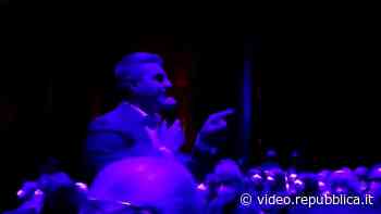 'Chi ha detto fascista va fuori': Pizzarotti al Regio di Parma affronta la contestazione - Repubblica TV