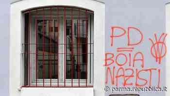 Vandali No vax imbrattano la sede del Pd a Parma. Bonaccini: "Andrebbero portati a Marzabotto" - La Repubblica