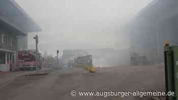 Brand in Entsorgungsbetrieb in Lechhausen ausgebrochen