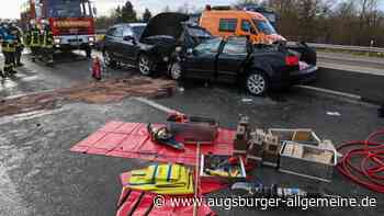 Vier Menschen bei schwerem Unfall auf B10 bei Neu-Ulm verletzt