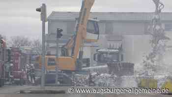 Feuerwehr löscht Brand in Entsorgungsbetrieb in Lechhausen