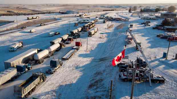 Traffic blocked both ways once again at Alberta border crossing, RCMP says