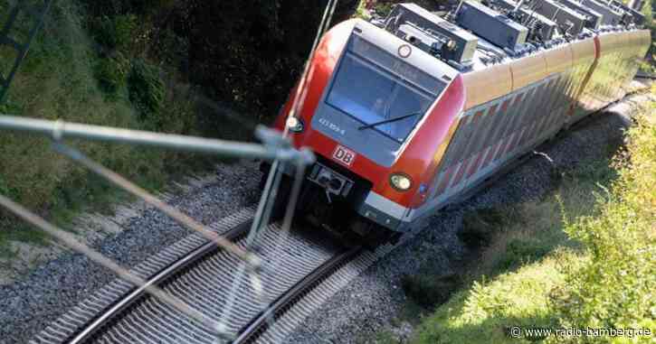 Passant rettet Betrunkenen von Bahnhofs-Gleisen