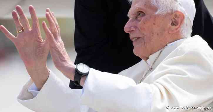 Benedikt XVI. entschuldigt sich und streitet Vertuschung ab