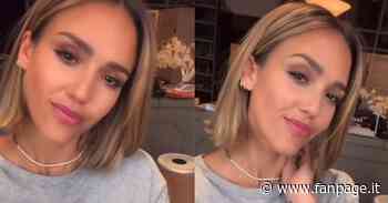 La trasformazione di Jessica Alba: ancora più chic col biondo dorato dalle sfumature calde - Fanpage.it
