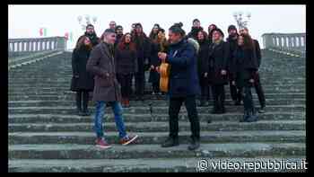 Alba a Firenze con 'Albachiara': Lorenzo Baglioni canta Vasco per i suoi 70 anni - Repubblica TV