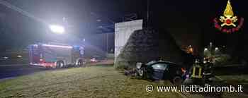 Un altro incidente all'alba a Monza, 24enne incastrato nell'auto liberato dai vigli del fuoco - Il Cittadino di Monza e Brianza