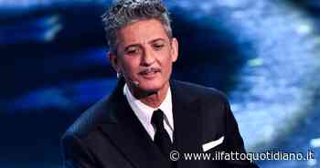 Sanremo 2022, Fiorello arriva al Festival. Passeggiata all’alba per la città e foto con la statua di… - Il Fatto Quotidiano