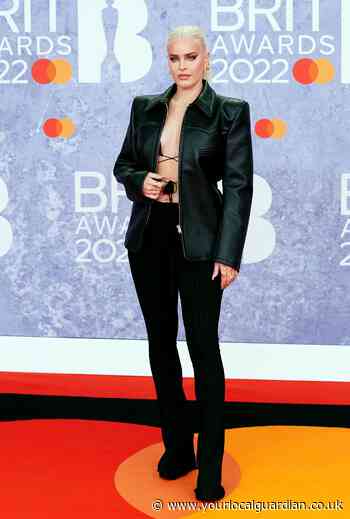 Brits: Fans praise Anne Marie after fall during live performance