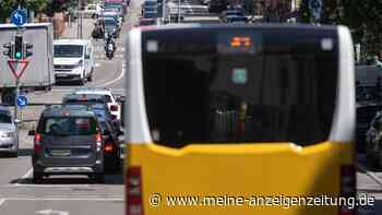 Den Bus richtig überholen: Ein Fehler kann für Autofahrer teuer werden