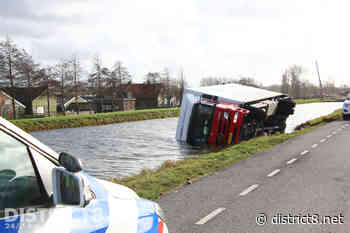 Vrachtwagen kantelt en belandt in het water Wilsveen Leidschendam - district8.net